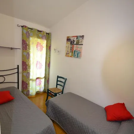 Comfy Flat With Shared Pool דירה *